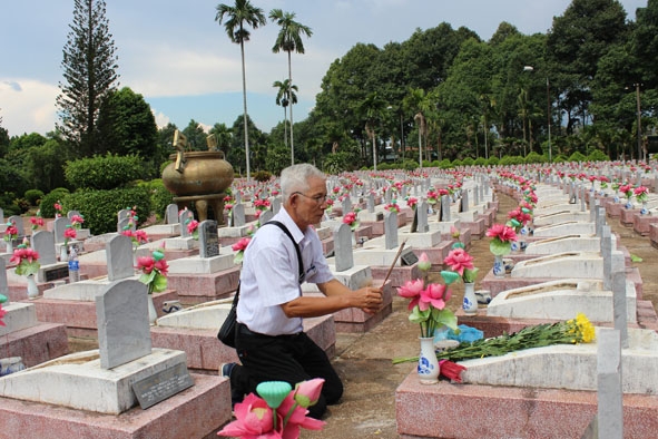 Cựu chiến binh Nguyễn Ngọc Sương thắp hương cho các đồng đội.