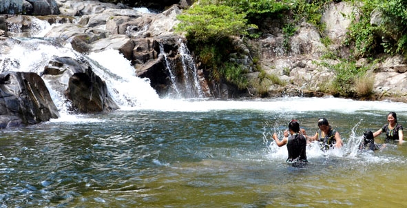 Thác Đắk Tuôr, điểm du lịch sinh thái nhiều tiền năng của huyện Krông Bông.