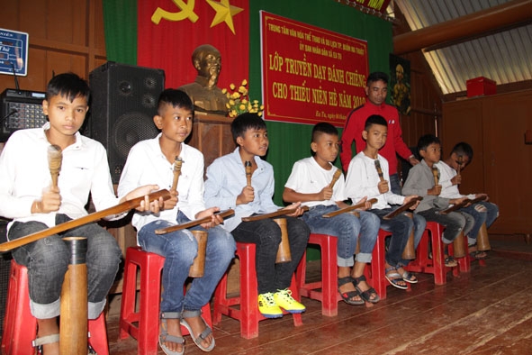  Thiếu niên buôn  Kmrơng Prông A  (xã Ea Tu) học diễn tấu chiêng tre. 