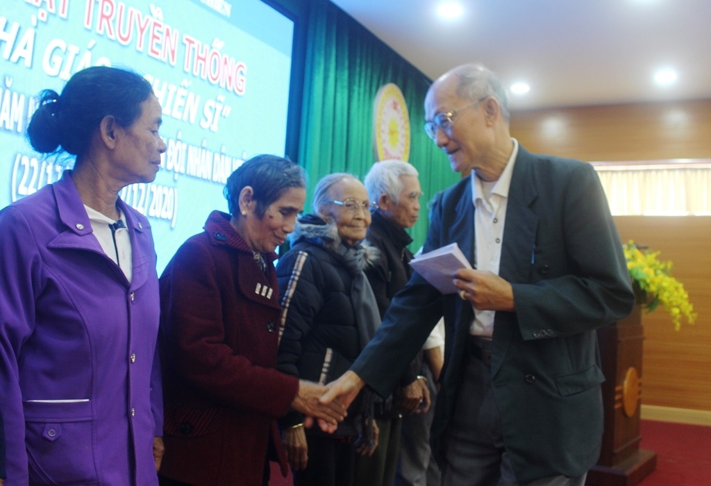 Nguyên Giám đốc Sở GD-ĐT, Chủ tịch Hội Giáo chức tỉnh trao quà hỗ trợ tặng cựu giáo chức bị ảnh hưởng trong các đợt bão lũ vừa qua.
