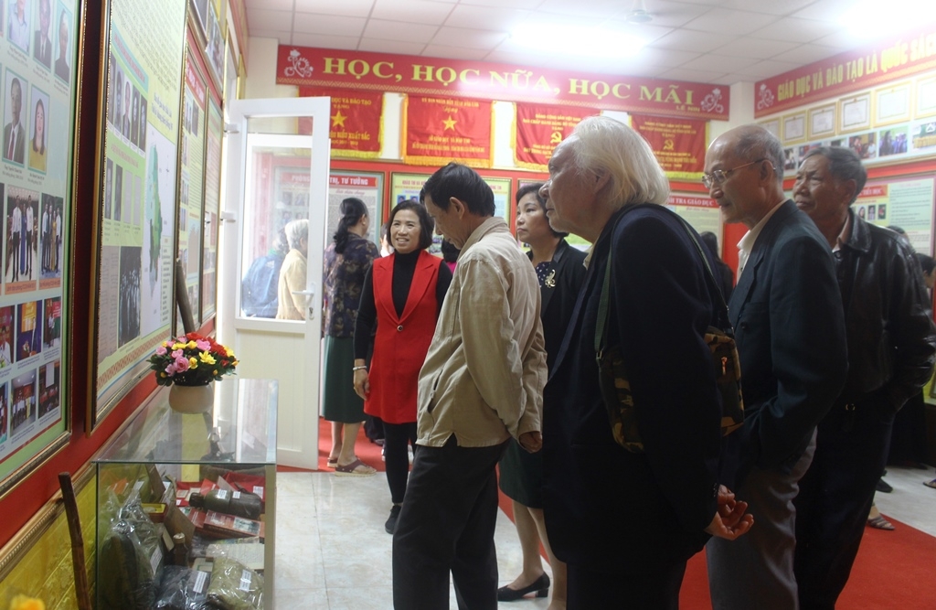 Đại biểu tham quan Phòng truyền thống của ngành Giáo dục Đắk Lắk.