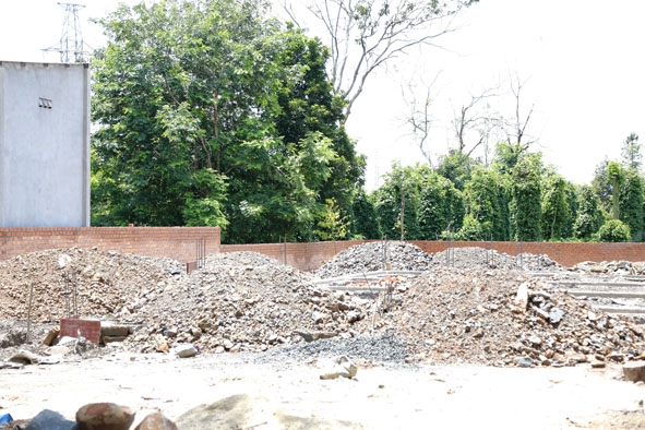 Công trình xây dựng trái phép trên đất nông nghiệp dọc Quốc lộ 27 do Công ty TNHH MTV Cà phê Việt Thắng quản lý đang bị bỏ dở.