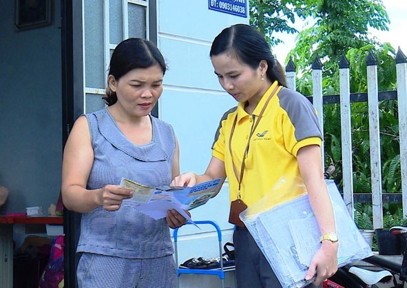 Nhân viên  Bưu điện  văn hóa  xã Hòa Khánh  (TP. Buôn  Ma Thuột)  đến tận  nhà dân để tuyên truyền  về lợi ích  của việc  tham gia BHYT, BHXH  tự nguyện. 