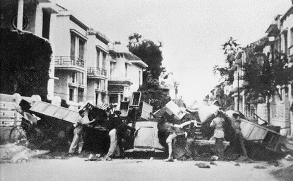 Nhân dân  thủ đô Hà Nội dựng chiến lũy chống giặc Pháp tại phố  Mai Hắc Đế.  Ảnh tư liệu
