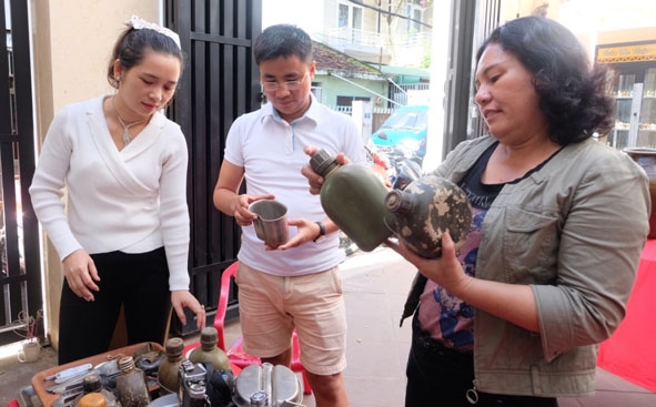 Chị Nguyễn Thị Vân (bên phải) cùng bạn bè tìm hiểu về đồ xưa.