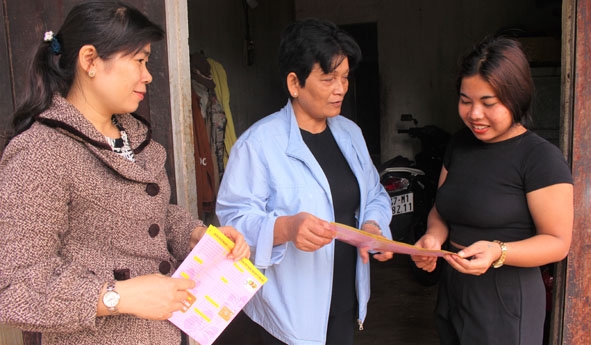 Bà H’Oanh Ayun (giữa),  cộng tác viên dân số  buôn Pok  đến từng nhà tư vấn về  kế hoạch hóa gia đình.