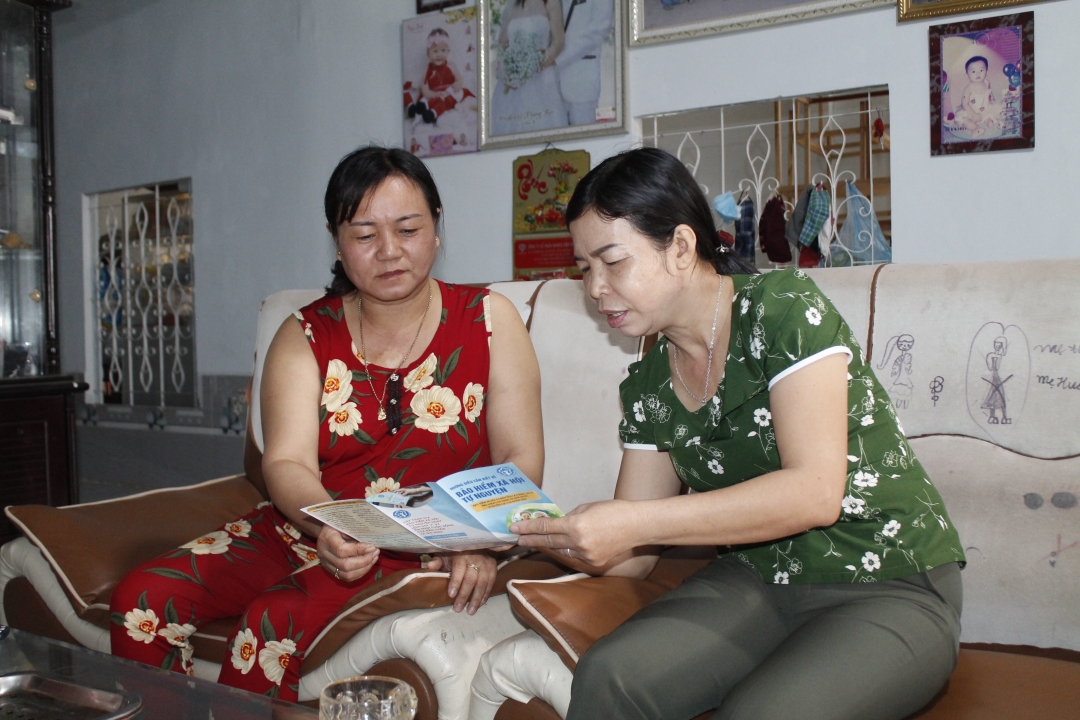 Chị Trần  Thị Hữu  (bên phải) tuyên truyền BHXH  tự nguyện đến  người dân  ở địa phương.