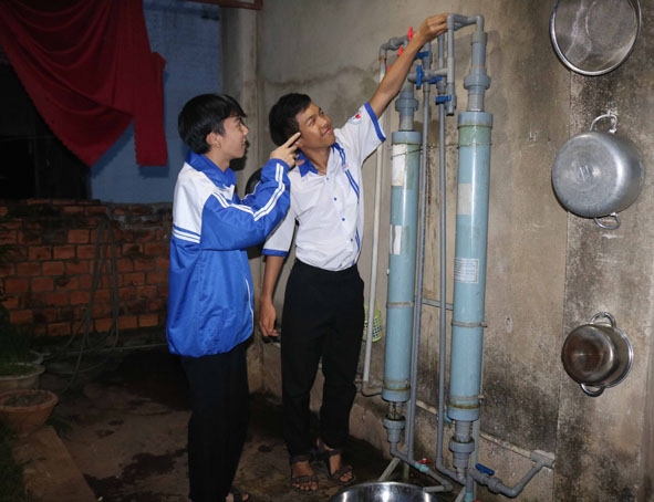 Hệ thống lọc nước nhiễm phèn do hai em Lê Công Kha và Trần Thiên Dưỡng chế tạo.