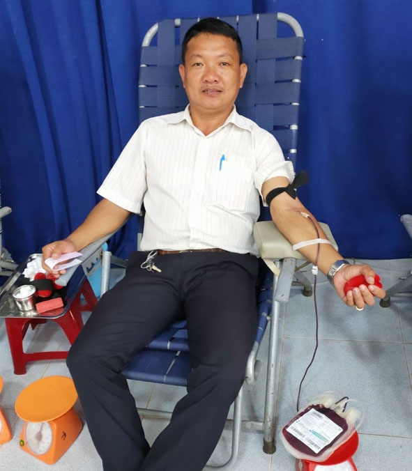 Anh Nguyễn Anh Quốc trong một lần tham gia  hiến máu tại huyện Ea Súp.  (Ảnh: Nhân vật cung cấp)