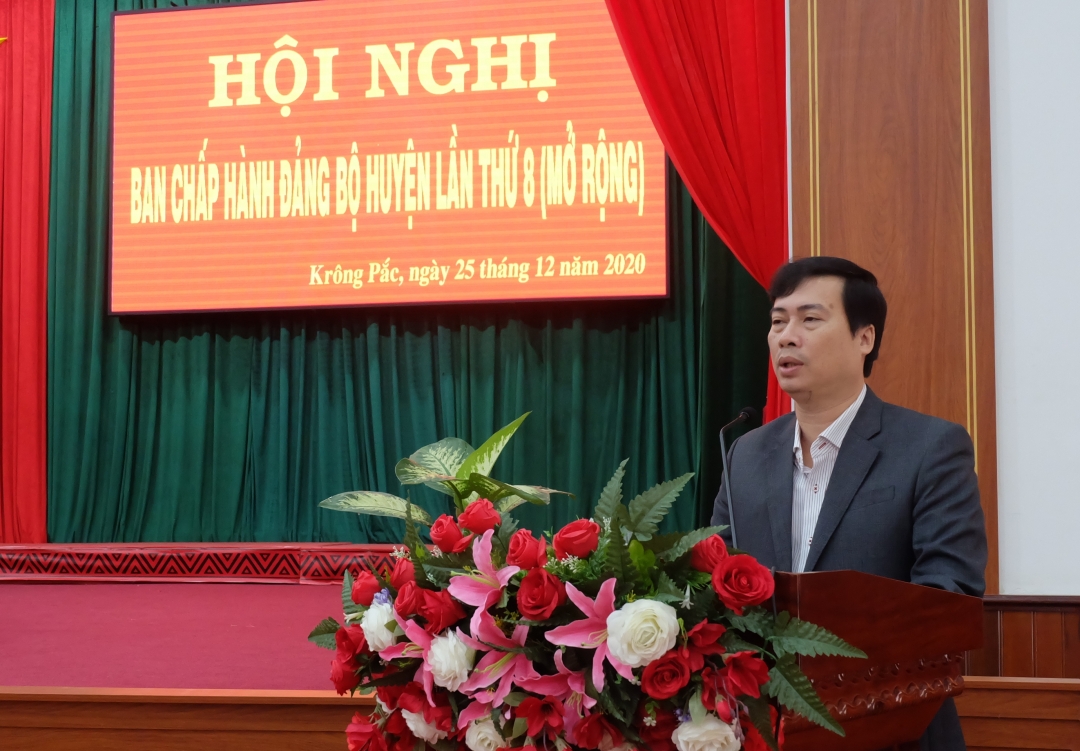 Bí thư Huyện ủy Trần Hồng Tiến phát biểu chỉ đạo tại Hội nghị