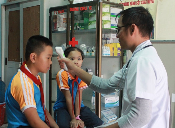 Nhân viên y tế của Trường Tiểu học Nguyễn Trãi (thị trấn Quảng Phú, huyện Cư M'gar) kiểm tra sức khỏe cho học sinh.