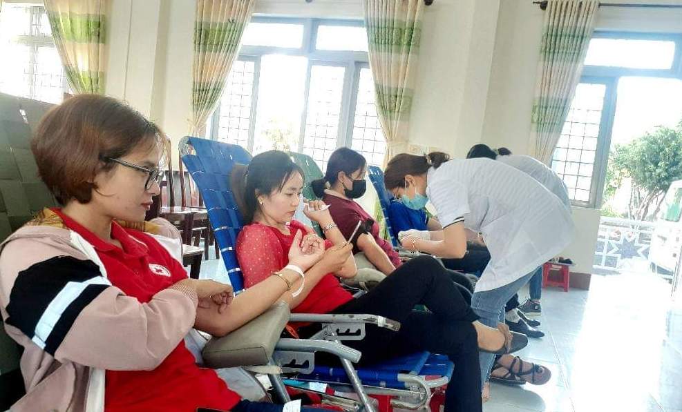 Các tình nguyện viên tham gia hiến máu.