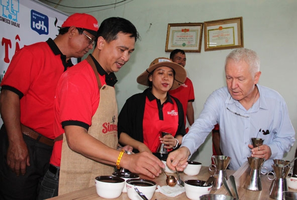 Ngài Đại sứ đặc mệnh toàn quyền Thụy Sĩ tại Việt Nam Ivo Sieber tham gia thử nếm tại lớp tập huấn về thử nếm cà phê cho nông dân do Simexco Đắk Lắk tổ chức.