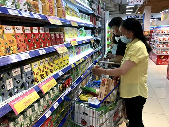 Người dân chọn mua hàng tại siêu thị Co.opmart Buôn Ma Thuột