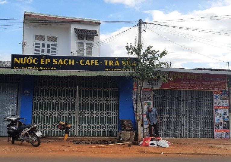 Nhiều hộ  kinh doanh  trên đường  Trần Quý Cáp phải đóng cửa  do vỉa hè  trước nhà  bị đào xới.  