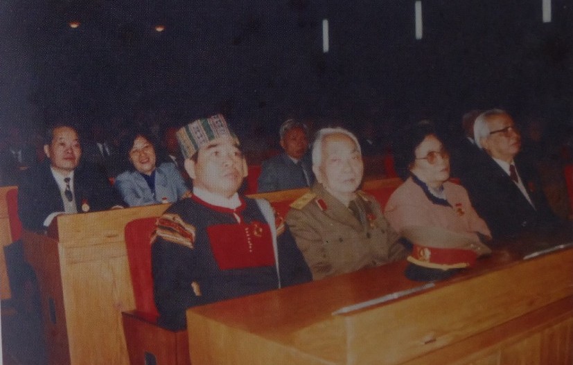 Ông  Y Ngông  Niê Kđăm  tại kỳ họp Quốc hội năm 1996.    Ảnh tư liệu