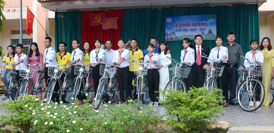 Lãnh đạo Đoàn ĐBQH tỉnh cùng nhà tài trợ trao xe đạp tặng học sinh Trường THCS Dur Kmăl (xã Dur Kmăl, huyện Krông Ana). 