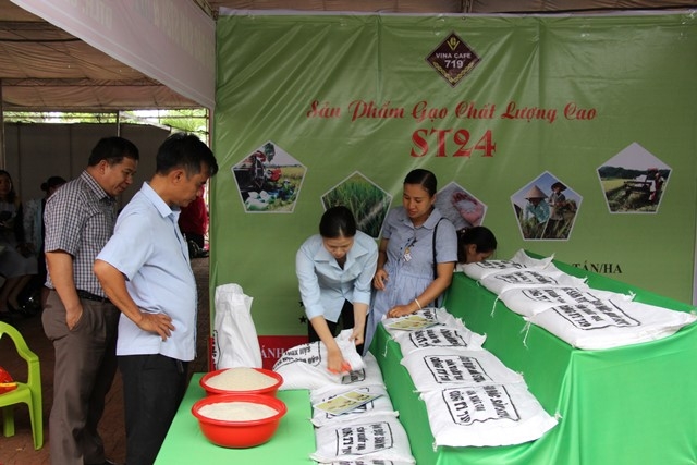 Người dân tham quan Hội chợ thương mại nông nghiệp huyện Krông Pắc năm 2020