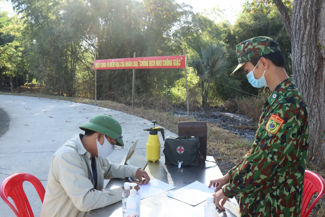Người dân khai báo y tế tại chốt kiểm soát dịch bệnh Covid-19 của Đồn Biên phòng Bo Heng. 