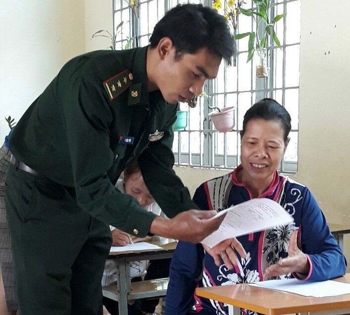 Cán bộ, chiến sĩ Đồn Biên phòng Ia R'vê (huyện Ea Súp) phát giấy thi cho học viên.