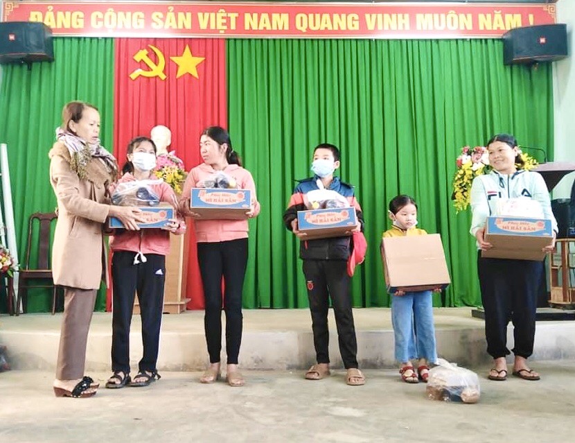 người nghèo xã Dang Kang nhận quà từ Hội Bảo trợ người tàn tật và trẻ mồ côi tỉnh trao tặng