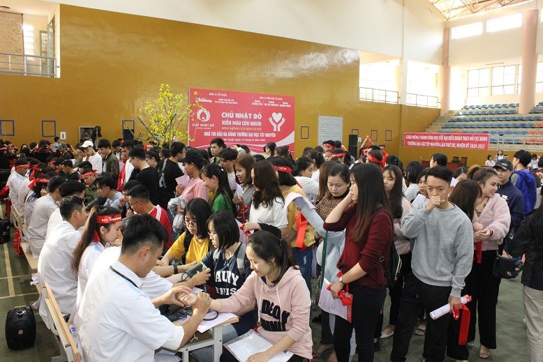 Sinh viên Đại học Tây Nguyên đăng ký hiến máu tình nguyện