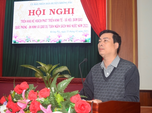 Bí thư Huyện ủy Trần Hồng Tiến phát biểu tại hội nghị