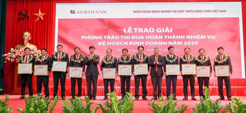 Ông Vương Hồng Lĩnh (thứ 6 từ trái phải qua), Giám đốc Agribank Đắk Lắk nhận Giấy khen tại hội nghị.  
