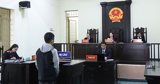 Quang cảnh phiên tòa xét xử bị cáo Thuyết