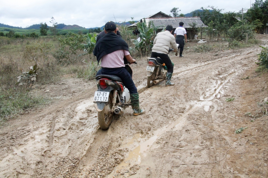 Đường vào thôn 11, xã Cư San (huyện M'Drắk) bùn lầy, trơn trượt.