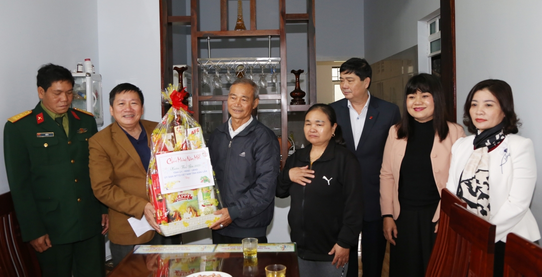 Đoàn công tác tặng quà Tết thương binh nặng Nguyễn Văn Hường...
