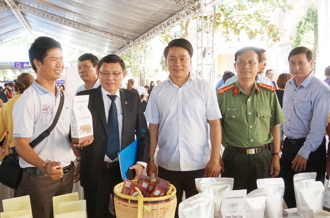 Phó Chủ tịch Thường trực UBND tỉnh Nguyễn Tuấn Hà (thứ hai từ trái sang) tham quan gian trưng bày sản phẩm của Công ty TNHH Sản xuất và Thương mại Vương Thành Công.   