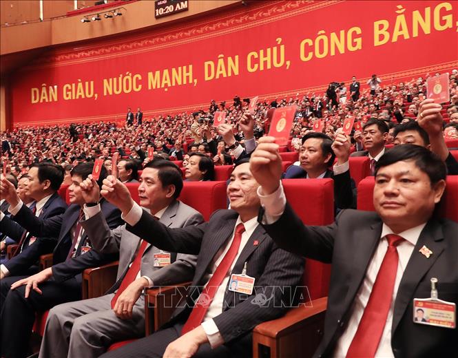 Đoàn đại biểu của tỉnh Đắk Lắk biểu quyết các nội dung tại Đại hội.  Ảnh: TTXVN