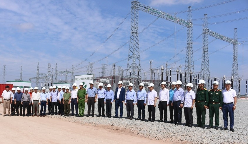 Đại diện lãnh đạo tỉnh và các sở, ngành thăm trạm biến áp 500 kV/1200 MVA của Cụm Dự án điện mặt trời Xuân Thiện - Ea Súp. Ảnh: TL