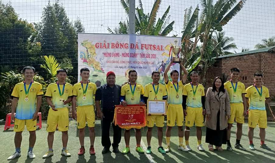 Ban Tổ chức trao giải Nhất cho đội bóng Công an huyện Lắk.