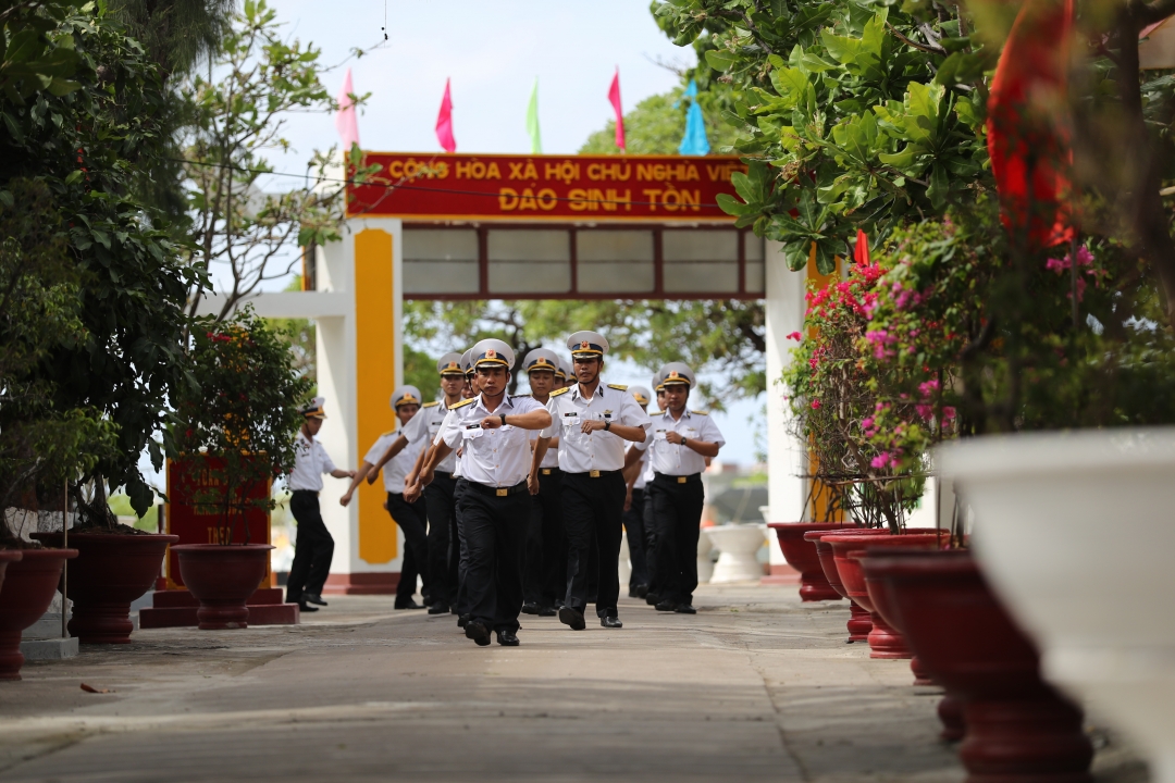 Nghi thức duyệt đội ngũ sau lễ chào cờ trên đảo Sinh Tồn 