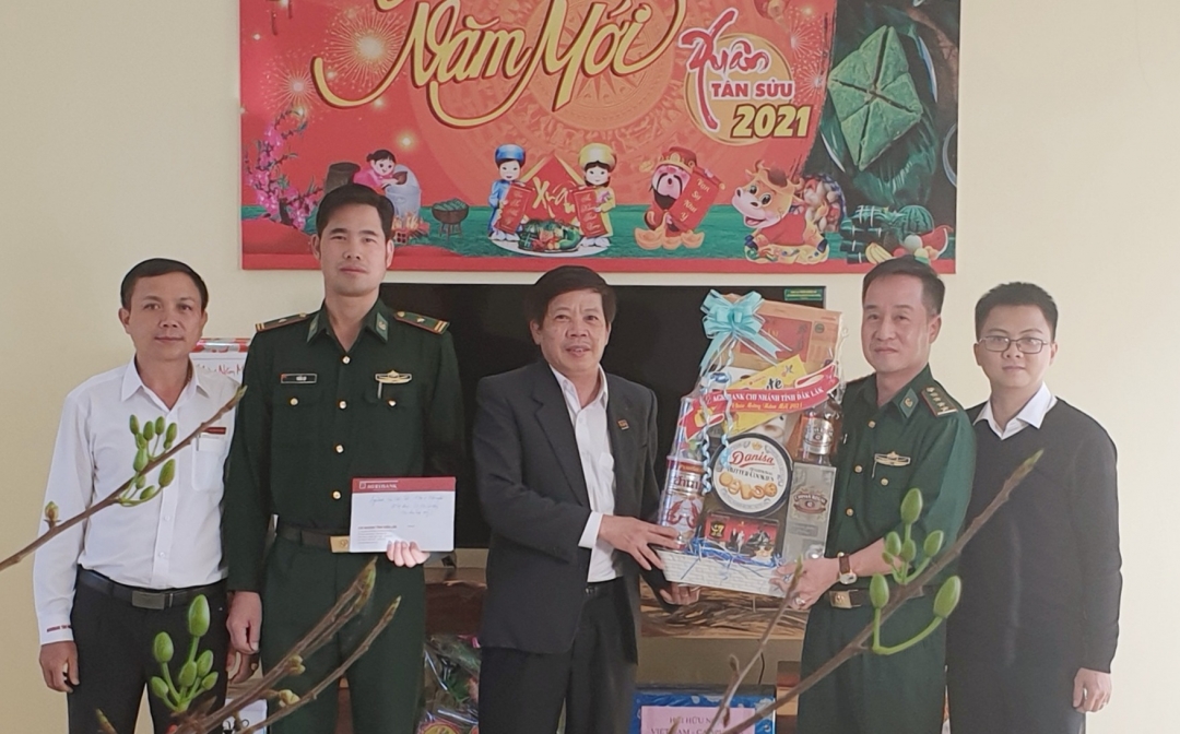 Đại diện Agribank Đắk Lắk trao quà Tết tặng cán bộ, chiễn sĩ Tiểu đoàn Huấn luyện cơ động