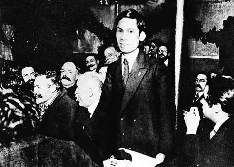 Nguyễn Ái Quốc phát biểu tại Đại hội đại biểu toàn quốc lần thứ XVIII Đảng Xã hội Pháp tháng 12-1920.  	   Ảnh tư liệu