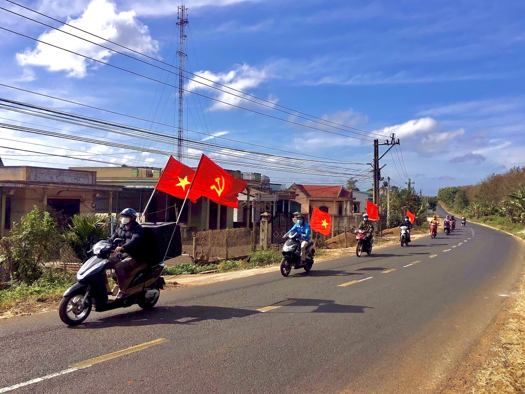 Đoàn xã Dliê Yang (huyện Ea H'leo) ra quân tuyên truyền phòng chống dịch bệnh. 