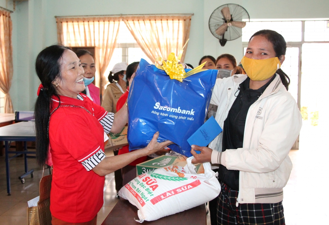 Hội Chữ thập đỏ xã Hòa Xuân (TP. Buôn Ma Thuột) trao quà Tết của Sacombank  Chi nhánh Đắk Lắk tặng hộ nghèo trên địa bàn xã. 