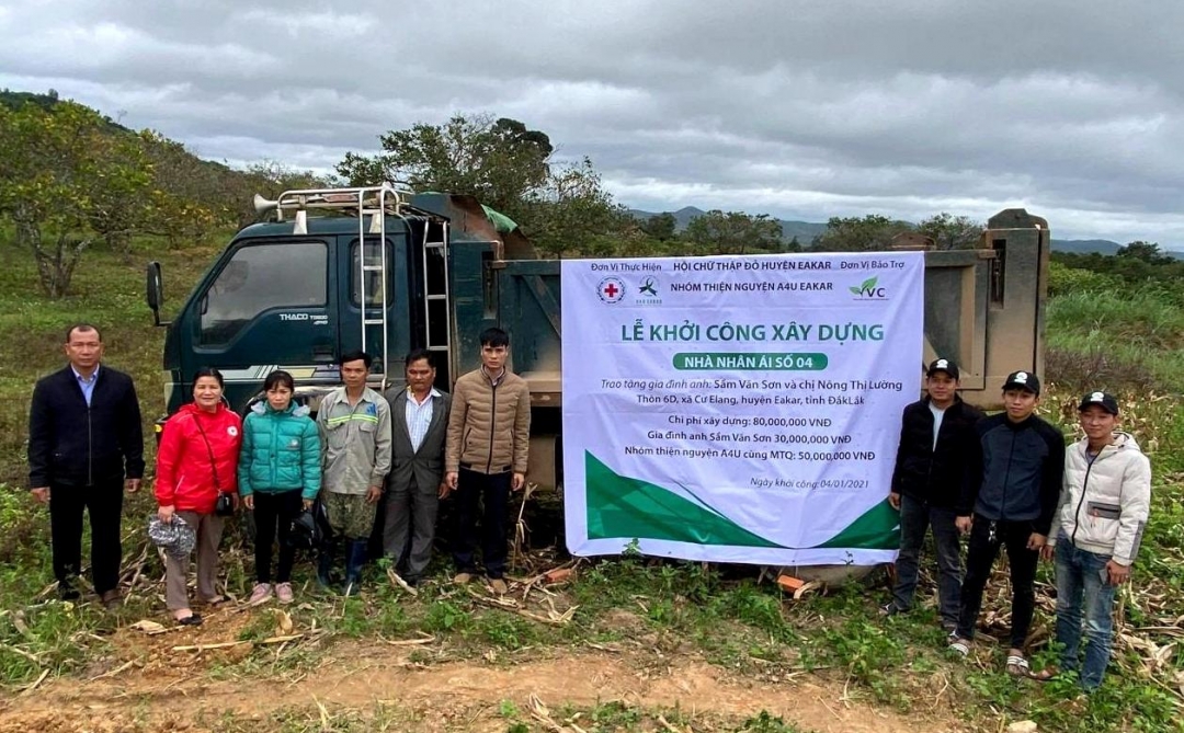 Hội Chữ thập đỏ huyện Ea Kar, Nhóm thiện nguyện A4U Ea Kar và chính quyền địa phương khởi công xây dựng nhà Nhân ái cho gia đình ông Sầm Văn Sơn (thôn 6D, xã Cư Elang). 