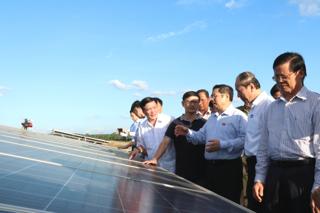 Ủy viên Bộ Chính trị, Trưởng Ban Tổ chức Trung ương Phạm Minh Chính (thứ ba, từ phải sang) và các đồng chí lãnh đạo tỉnh thăm Nhà máy Điện năng lượng mặt trời Sêrêpốk 1 và Quang Minh (thôn 9, xã Ea Wer) huyện Buôn Đôn
