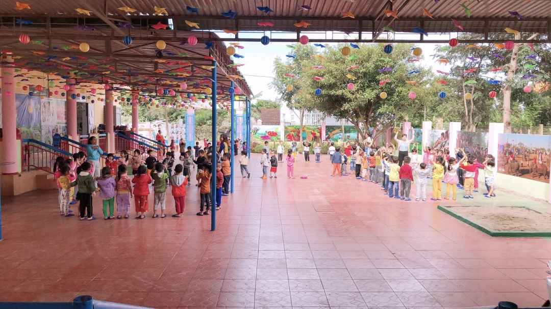 Học sinh Trường Mầm Non Hoa Hồng (xã Tân Hòa) được học tập, vui chơi  trên nền sân trường mới