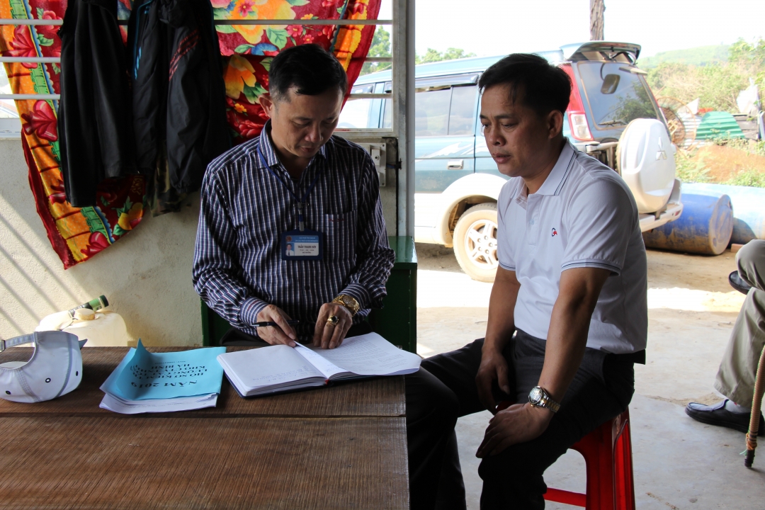 Cán bộ ngành thuế kiểm tra hóa đơn, chứng từ tại một doanh nghiệp trên địa bàn huyện Krông Pắc