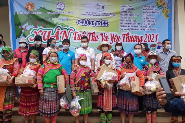 Các đơn vị tặng quà Tết cho người dân nghèo thôn Cư Tê, xã Cư Pui, huyện Krông Bông.