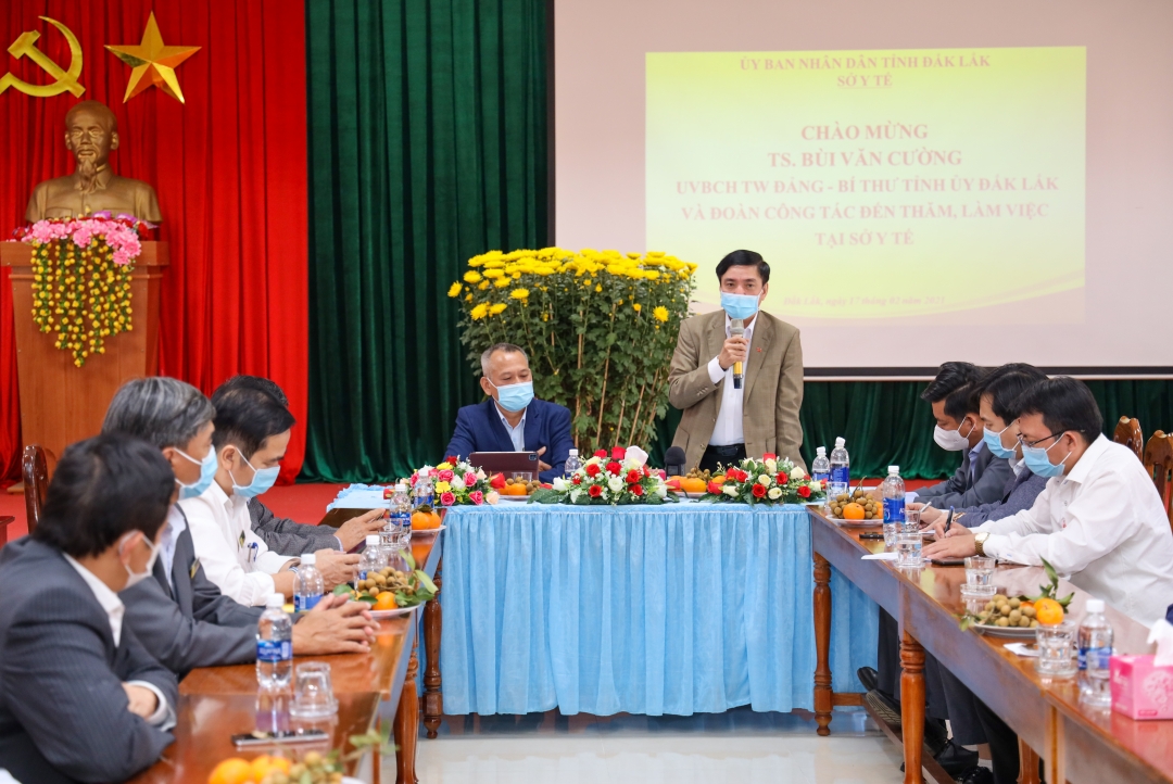 Ủy viên Trung ương Đảng, Bí thư Tỉnh ủy Bùi Văn Cường phát biểu tại buổi làm việc với ngành Y tế. 