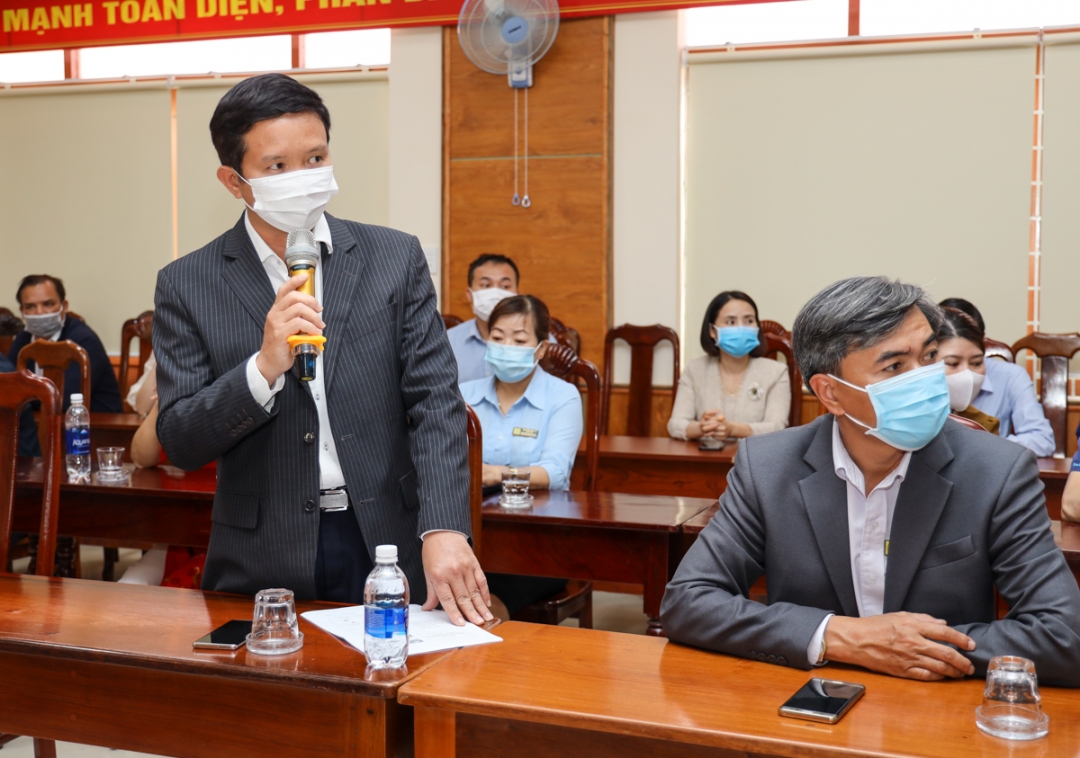 Thạc sĩ, bác sĩ Trịnh Quang Trí, Giám đốc Trung tâm Kiểm soát bệnh tật tỉnh báo cáo diễn biến của dịch Covid-19 trên địa bàn tỉnh tại buổi làm việc. 