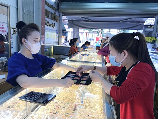 Khách chọn mua vàng tại tiệm vàng Kim Môn, TP. Buôn Ma Thuột