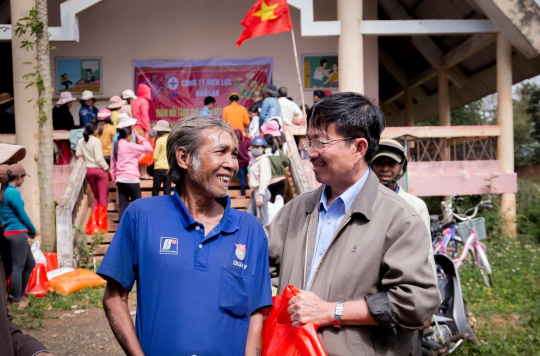 Lãnh đạo Công ty Điện lực Đắk Lắk tặng quà Tết cho người dân buôn kết nghĩa M'Riu (xã Cư Huê, huyện Ea Kar).