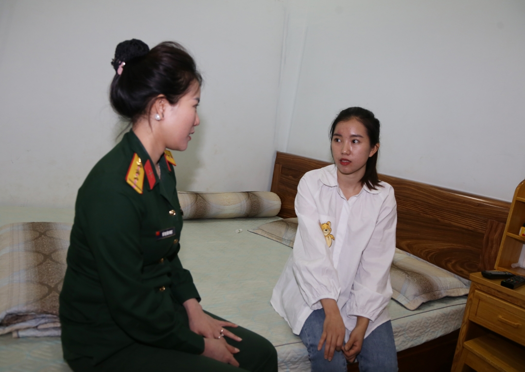 Thượng úy Võ Thị Bích Ngọc, cán bộ Phòng Chính trị, Bộ Chỉ huy Quân sự tỉnh dặn dò em gái Võ Thị Thu Ngà trước ngày lên đường tòng quân.    